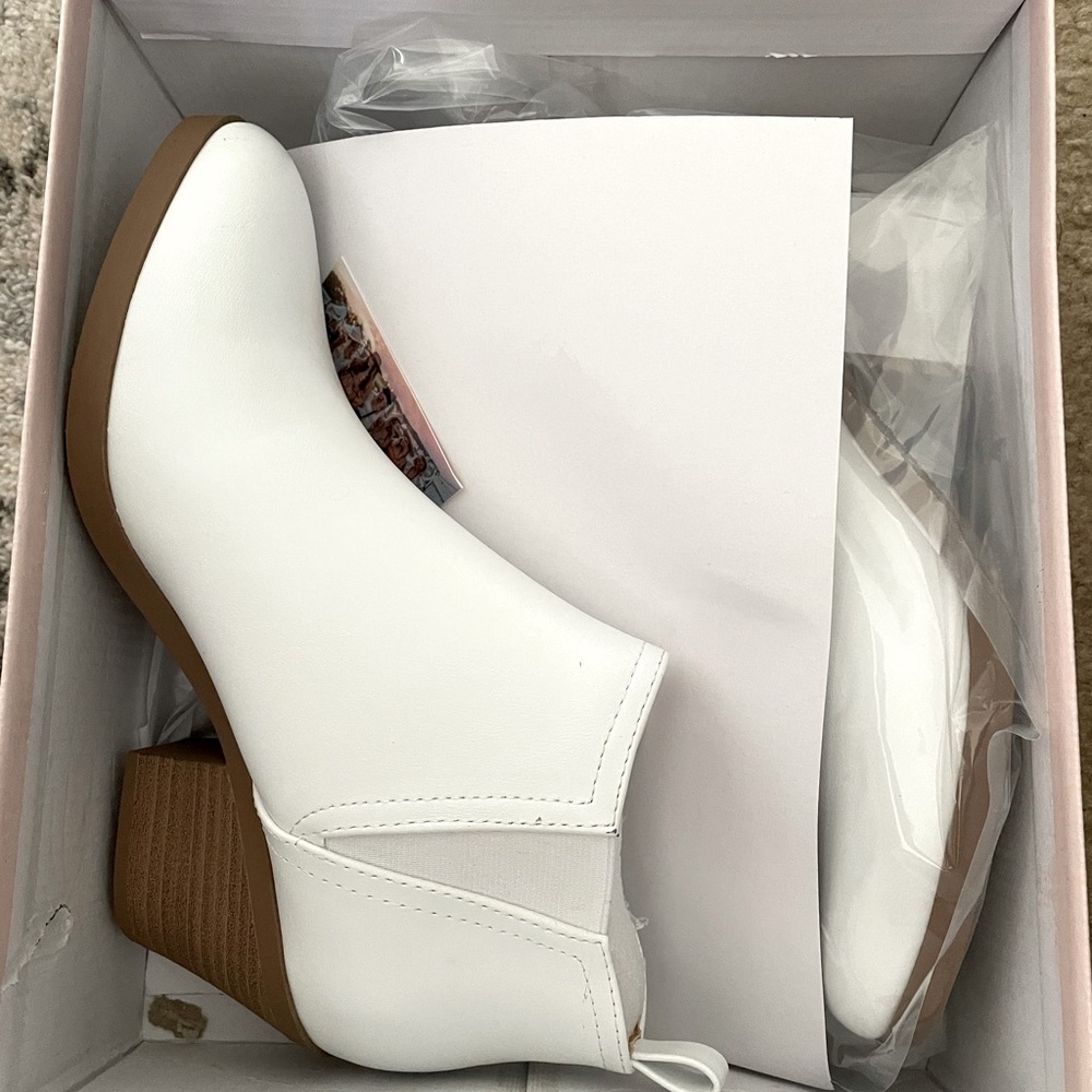 Brand new white boots 🤩